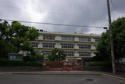 宝塚市立　中山五月台中学校の画像1