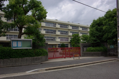 宝塚市立　中山五月台中学校の画像2