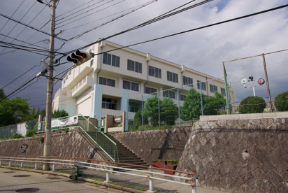 川西市立　緑台小学校の画像2