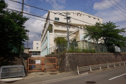 川西市立　緑台小学校の画像3