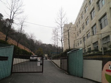 伴中学校