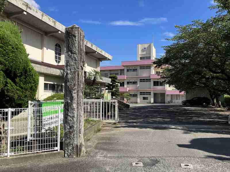春日小学校