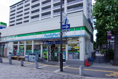 ファミリーマートＪＲ伊丹駅前店の画像1