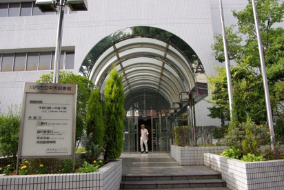 川西市立中央図書館の画像2