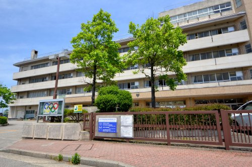 港中学校