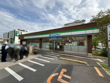 ファミリーマート 豊中上新田店の画像1