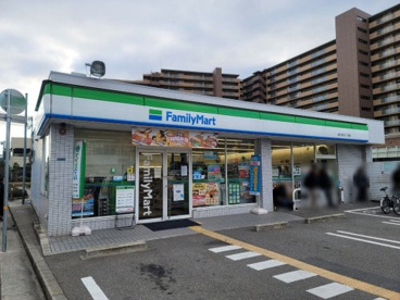 ファミリーマート塚口本町六丁目店の画像1